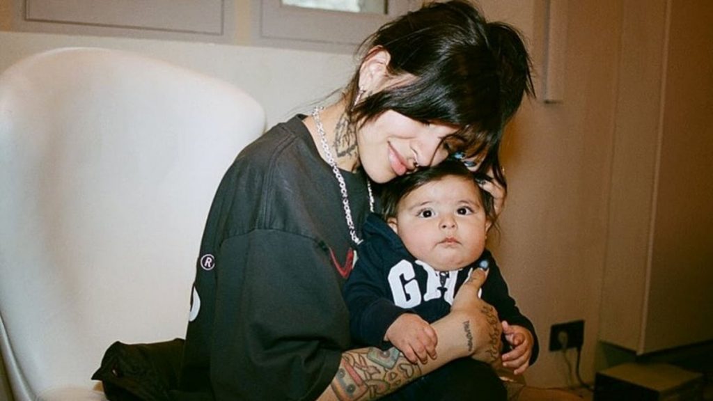 Cazzu conmovida y asombrada por el interés de su hija por la música