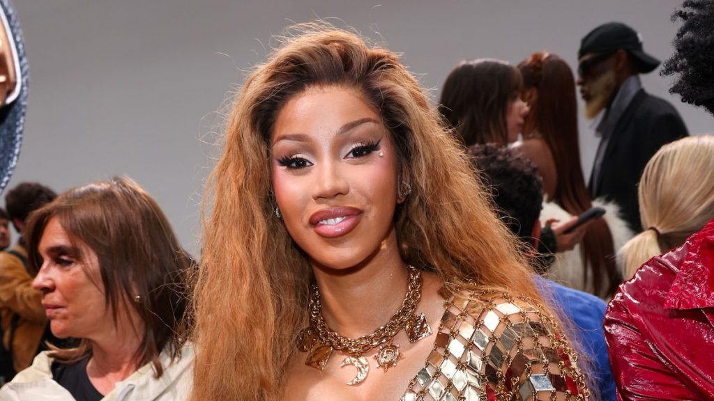 Cardi B imita a Shakira con un vestido dorado durante la Semana de la Moda de París