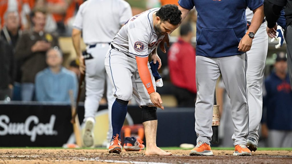 José Altuve se saca el zapato y la media en pleno juego y es expulsado