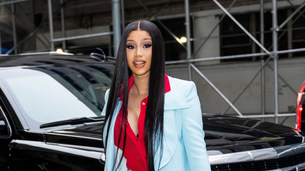 Cardi B revela cómo 'evitar la depresión posparto' tras dar a luz a su tercer hijo