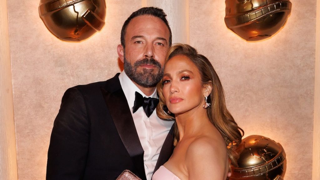 Jennifer Lopez y Ben Affleck vuelven a estar juntos en medio del divorcio: 'Tomados de la mano y besándose'