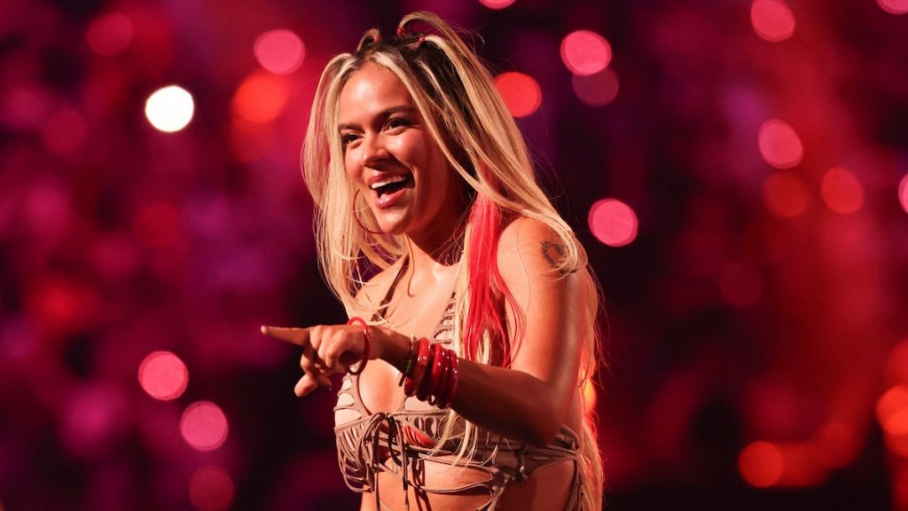 Karol G es recibida en Brasil por miles de fans emocionados