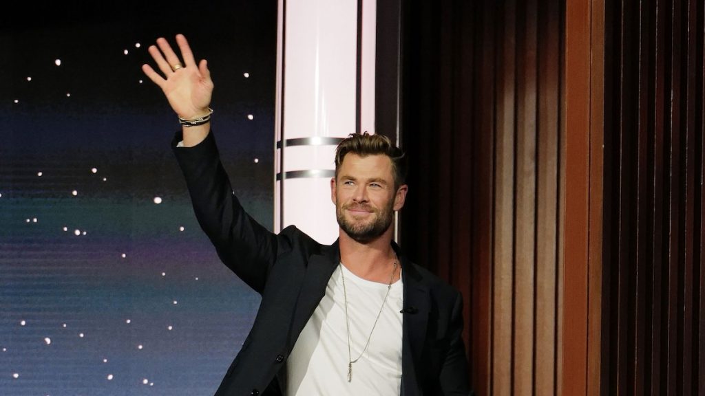 Chris Hemsworth le da a una fan un look que se asemeja al corte de pelo tipo tazón que suele darle a sus hijos gemelos