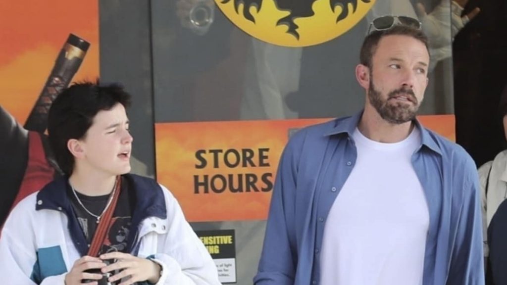 Ben y Fin Affleck van de compras de Halloween en Los Ángeles