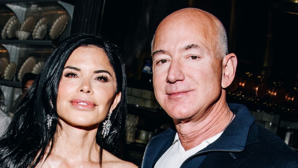 Jeff Bezos apoya a Lauren Sanchez en el evento de su libro en Miami