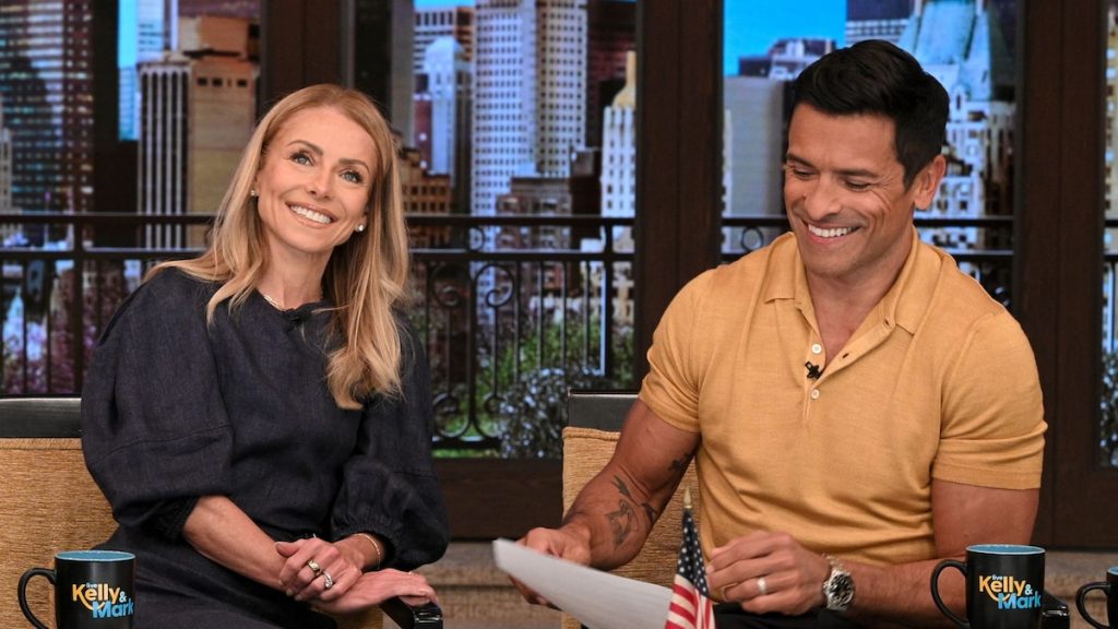 Kelly Ripa y Mark Consuelos dan la bienvenida a la 'temporada espeluznante' con un ruido misterioso en el set