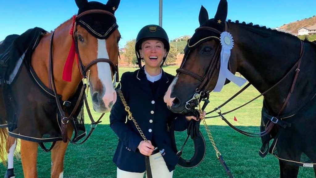 A Kaley Cuoco le encanta montar a caballo. Aquí te contamos por qué deberías probarlo