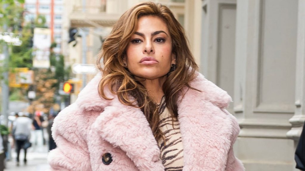 Los últimos looks glamorosos de Eva Mendes incluyen estampados animales, maquillaje atrevido y joyas llamativas.