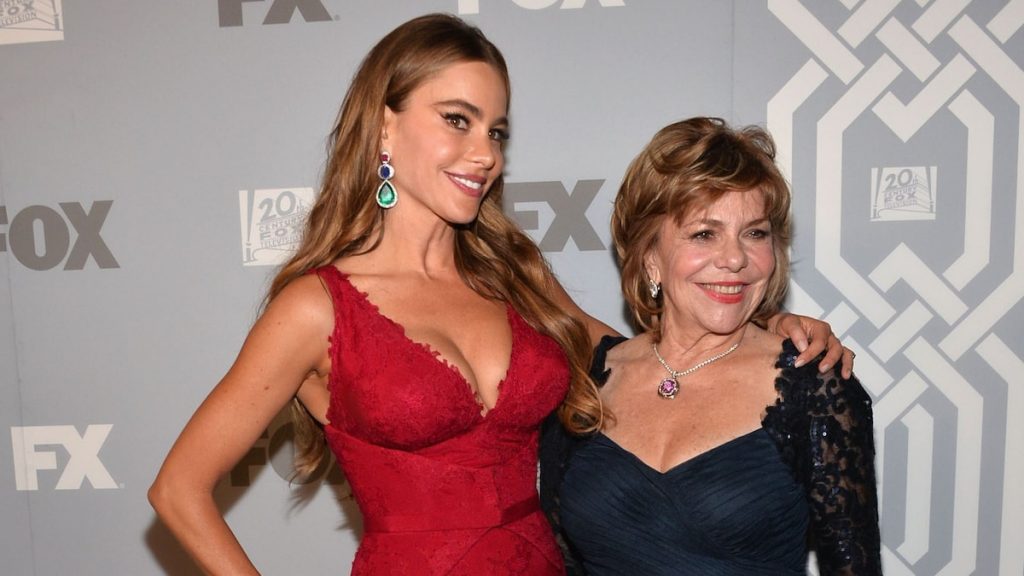 La madre de Sofía Vergara se pierde en un divertido vídeo mientras visita el set de 'America's Got Talent'