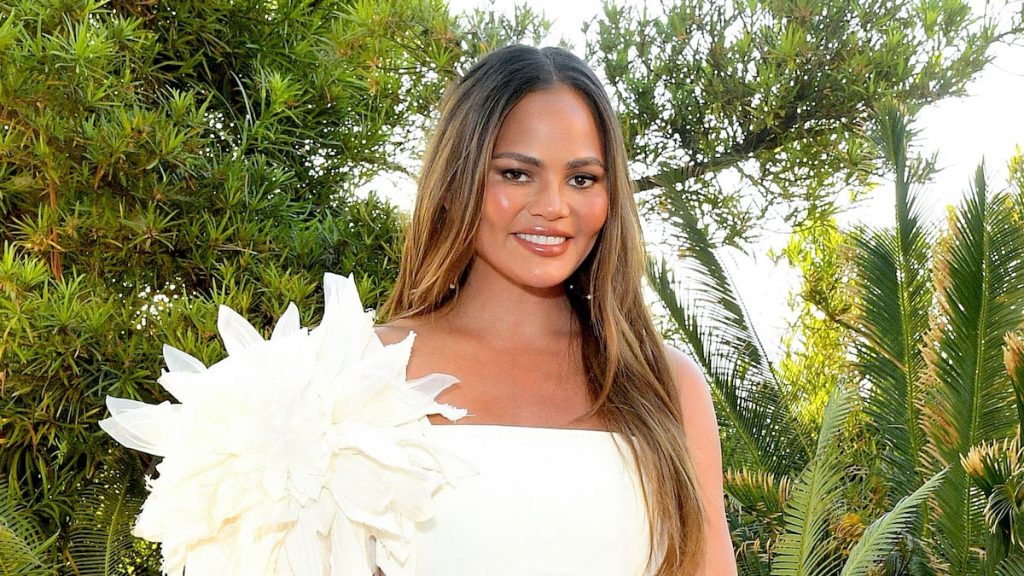 Chrissy Teigen 'sobrevive' a su primer viaje de campamento de Girl Scouts con Luna