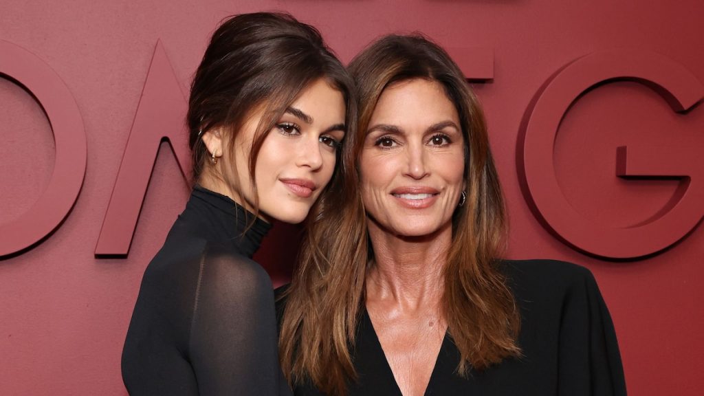 Kaia Gerber luce el vestido de los 90 de Cindy Crawford en la alfombra roja: ¿Quién lo lució mejor?