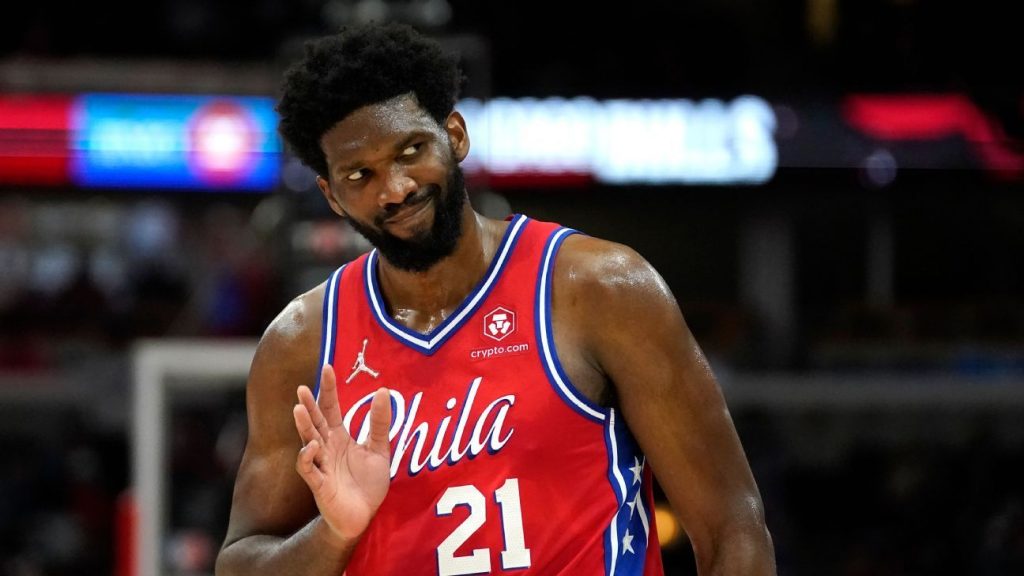 Joel Embiid hace fiesta callejera en honor a su difunto hermano