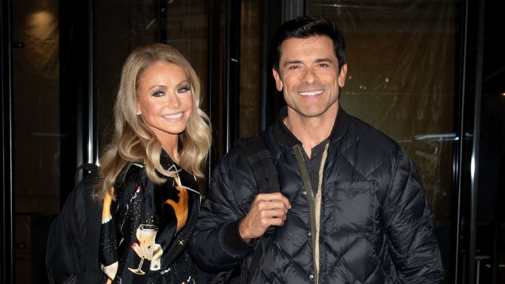 Kelly Ripa besa a Mark Consuelos y muestra su cuerpo musculoso