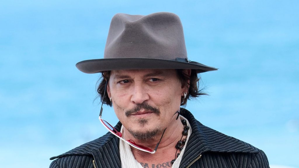 Johnny Depp toca la guitarra española por primera vez en su visita a 'El Hormiguero' en Madrid