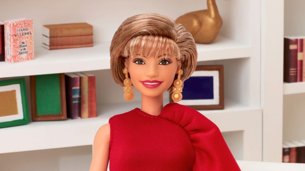 Isabel Allende es homenajeada con muñeca Barbie para iniciar celebraciones por el Mes de la Herencia Hispana