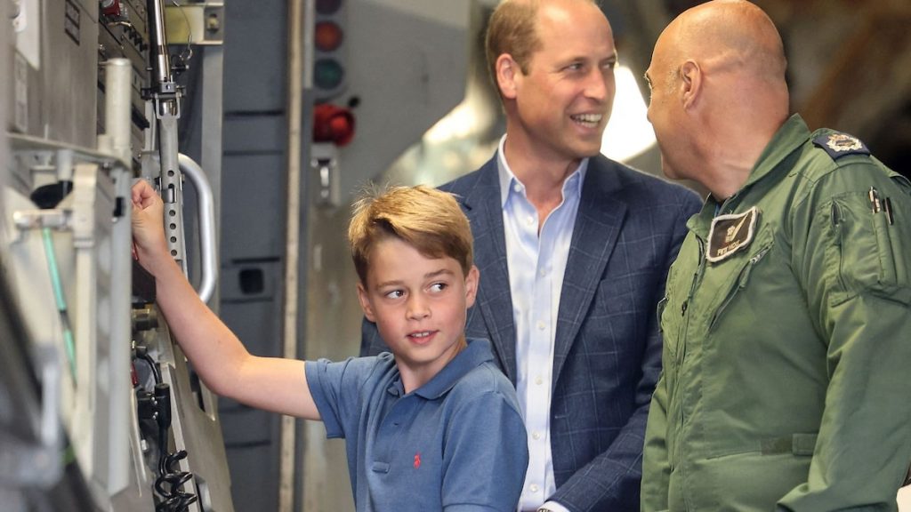 El Príncipe y la Princesa de Gales observan cómo su hijo, el Príncipe George, emprende el vuelo: Informe