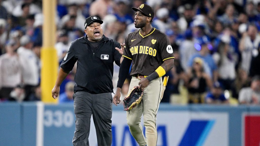 Fanáticos de los Dodgers lanzan objetos a Jurickson Profar y Fernando Tatís Jr.