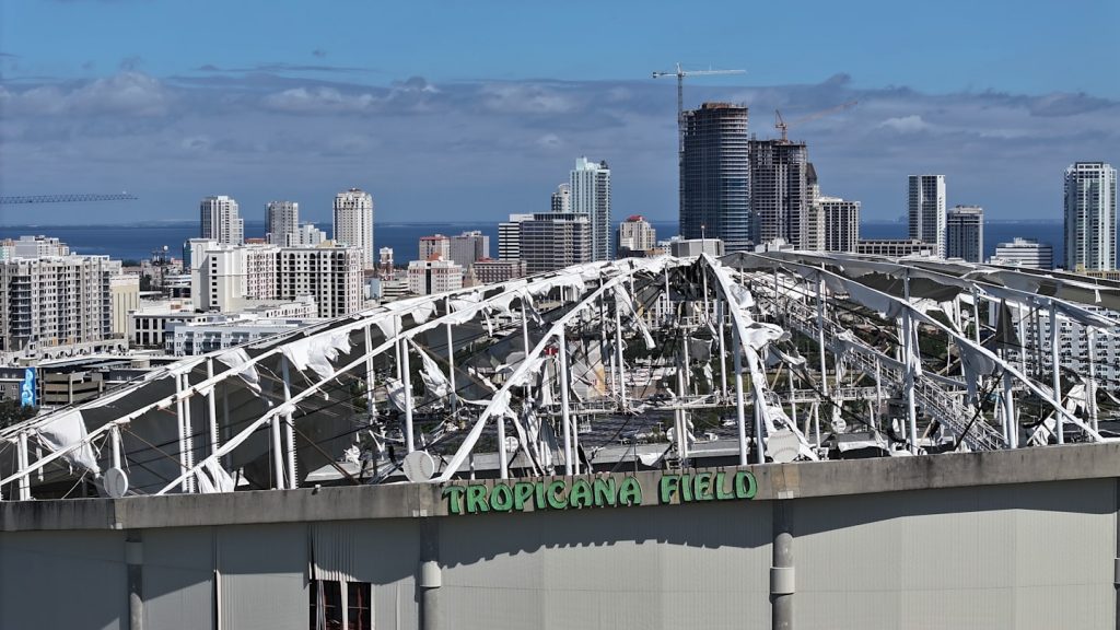 Así quedó el Tropicana Field de Tampa Bay tras el paso del huracán Milton