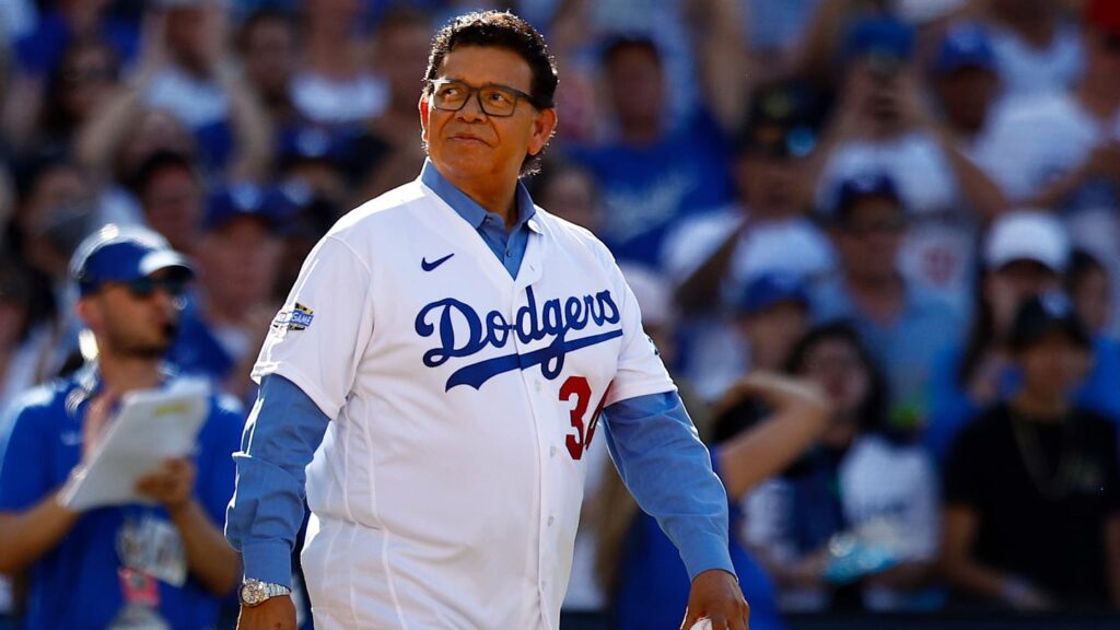 Dodgers homenajean a Fernando Valenzuela en Juego 1 de Serie Mundial contra Yankees