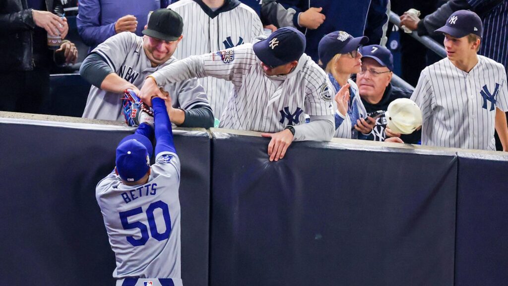 Fanáticos desesperados de los Yankees arrancan pelota del guante de Mookie Betts