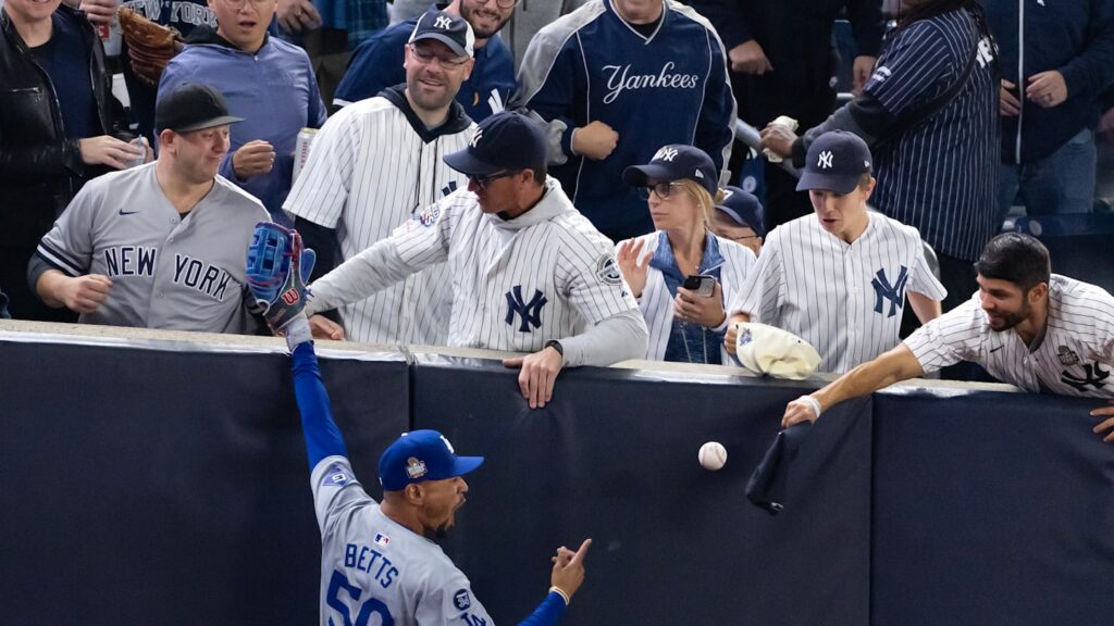 Fanáticos de Yankees que interfirieron en out de Betts no podrán asistir al Juego 5