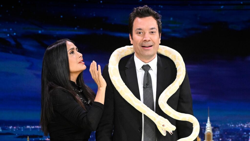 Salma Hayek le enseña a Jimmy Fallon a bailar con una serpiente; ‘Parece que necesitas ir al baño’