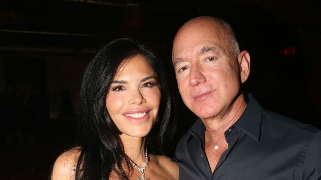 Lauren Sanchez y Jeff Bezos salen para la noche de inauguración de ‘Sunset Blvd’ en Broadway
