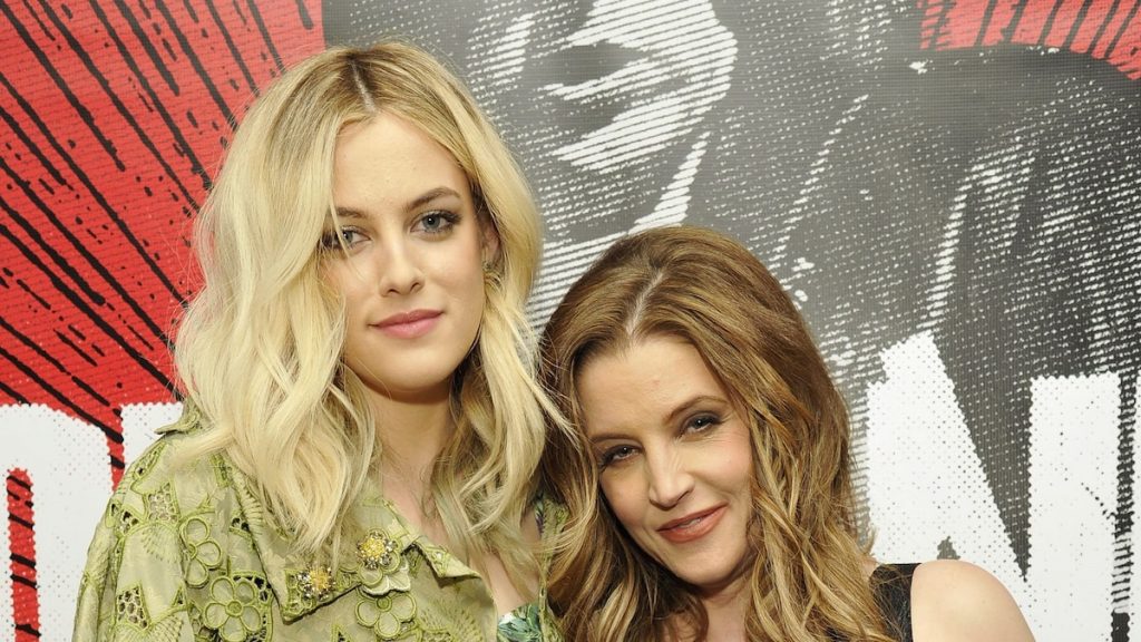 La hija de Lisa Marie, Riley Keough, revela que su madre tuvo una premonición sobre la muerte de Elvis Presley