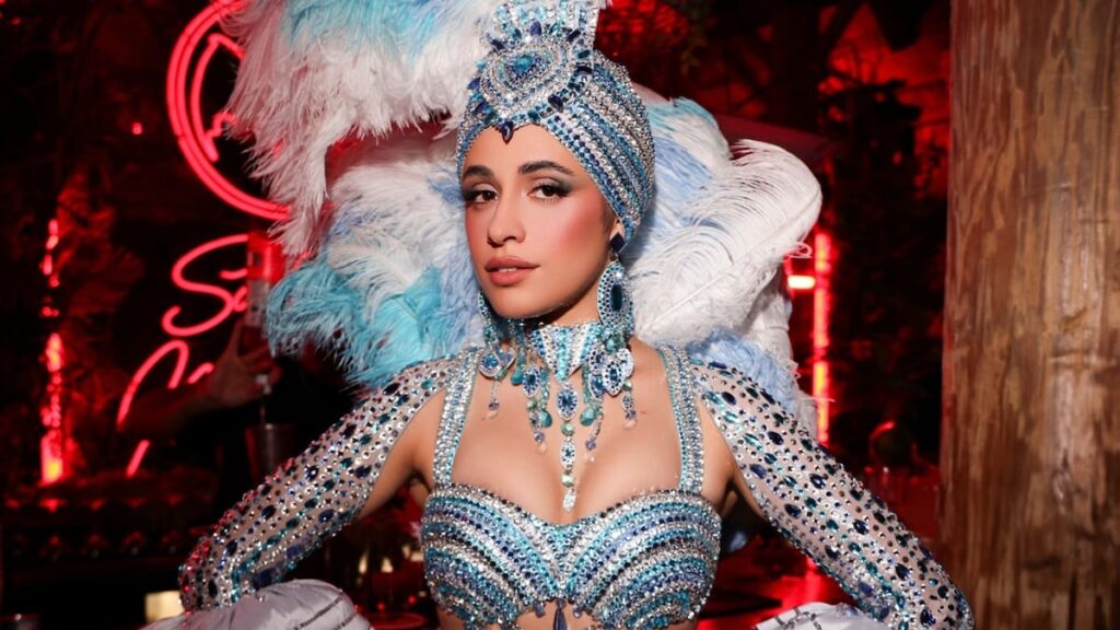 Camila Cabello canaliza la época dorada de Cuba con un impresionante disfraz de Tropicana para Halloween