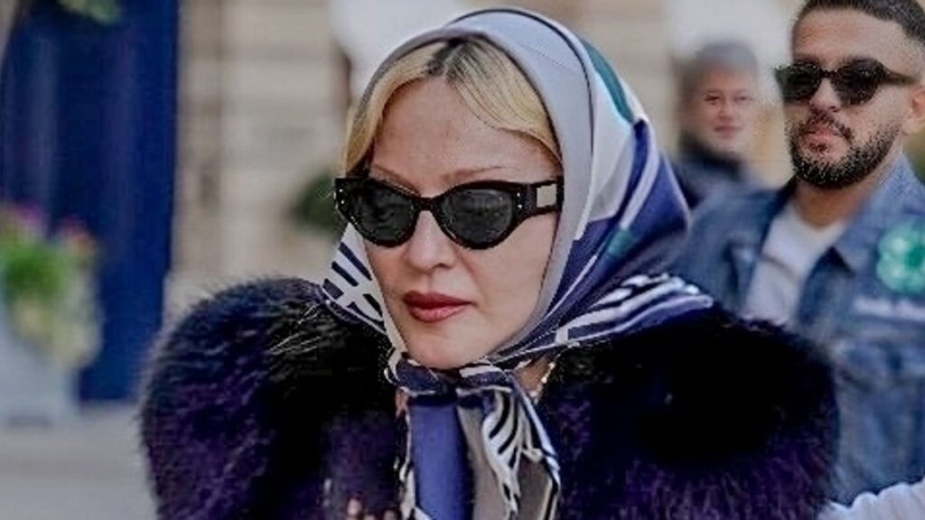 Madonna deslumbra en París con un elegante look completamente negro