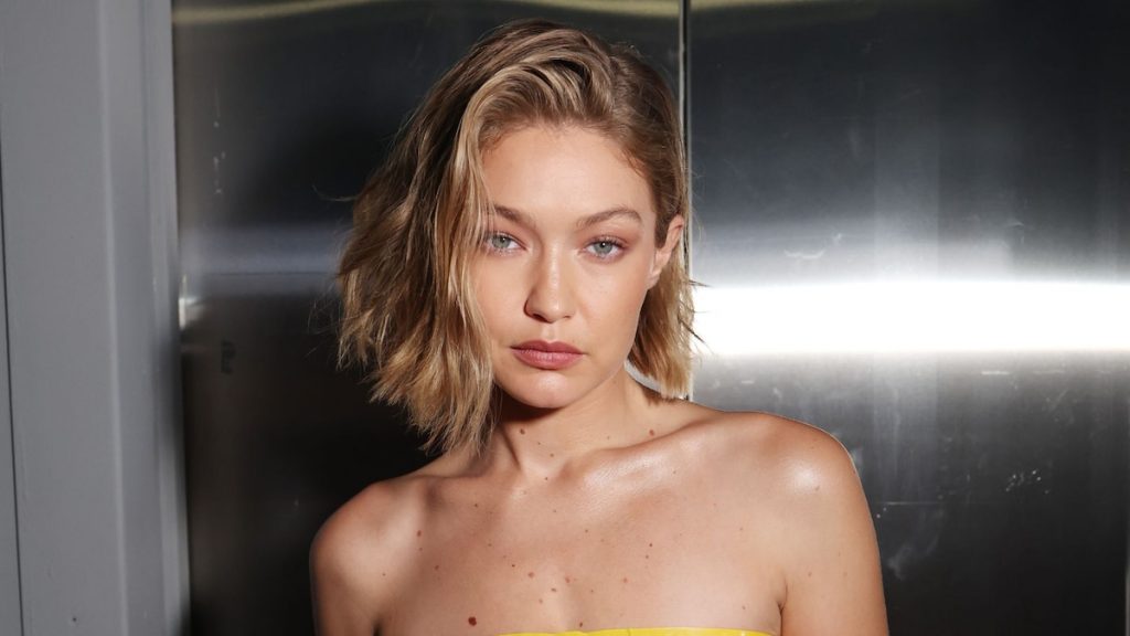 Gigi Hadid camina por la pasarela envuelta en cinta adhesiva de DHL