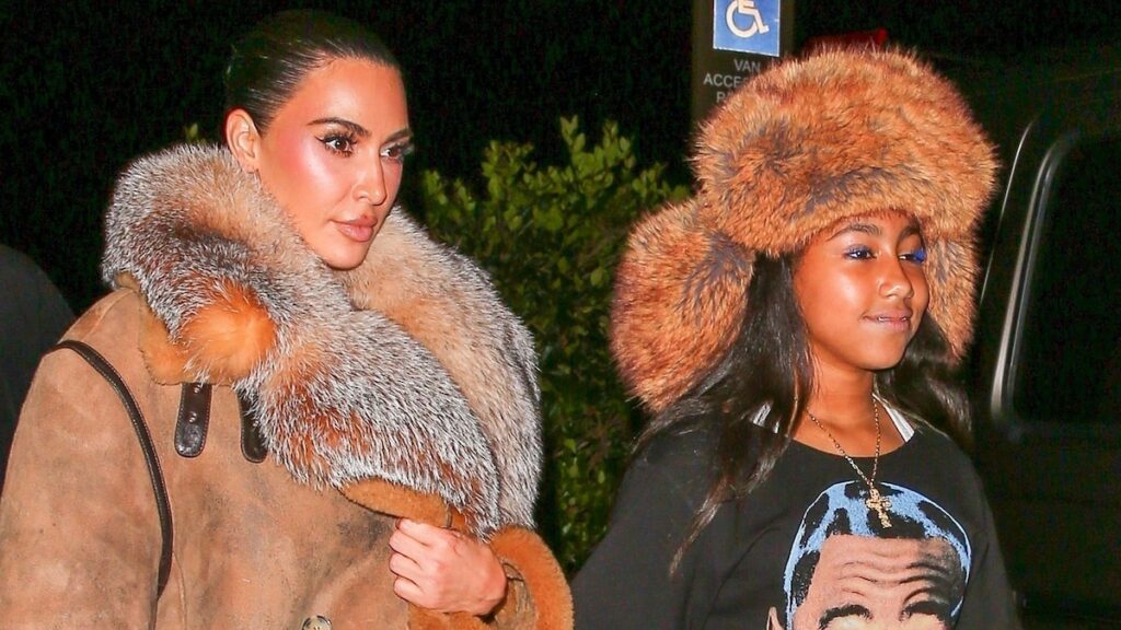 Kim Kardashian y North West usan trajes de piel a juego mientras cenan