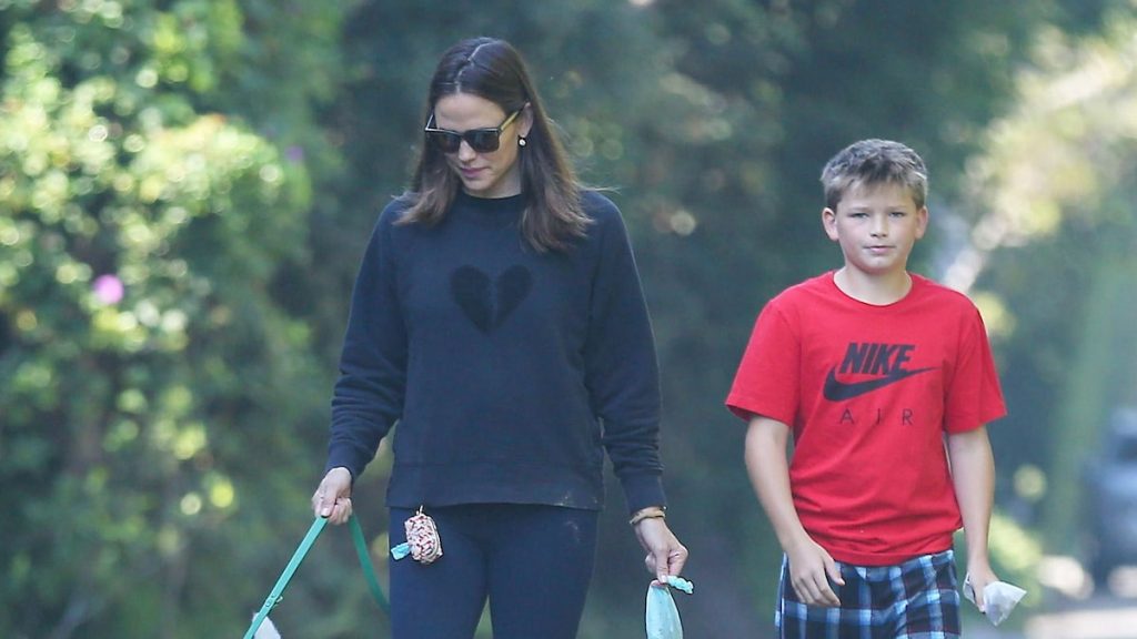 Jennifer Garner besa a Samuel Affleck mientras disfruta de un relajante paseo con el perro de la familia