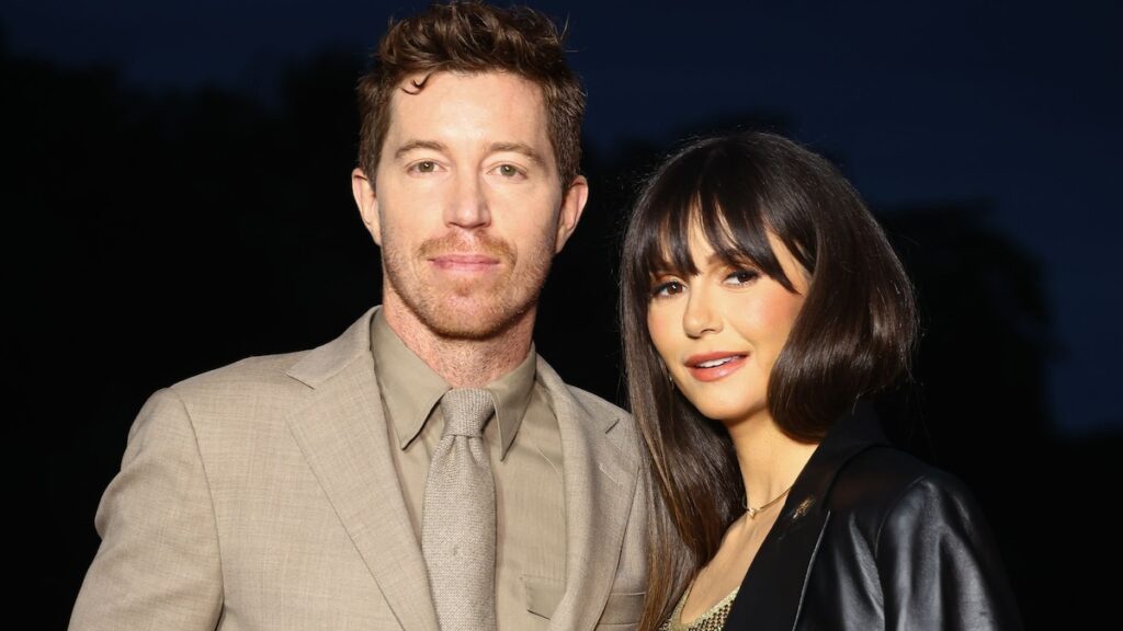 Mira su impresionante anillo de diamantes.