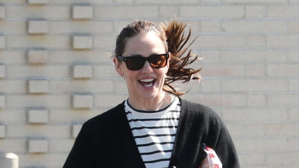 Jennifer Garner hace pompas de chicle y sonríe con Samuel