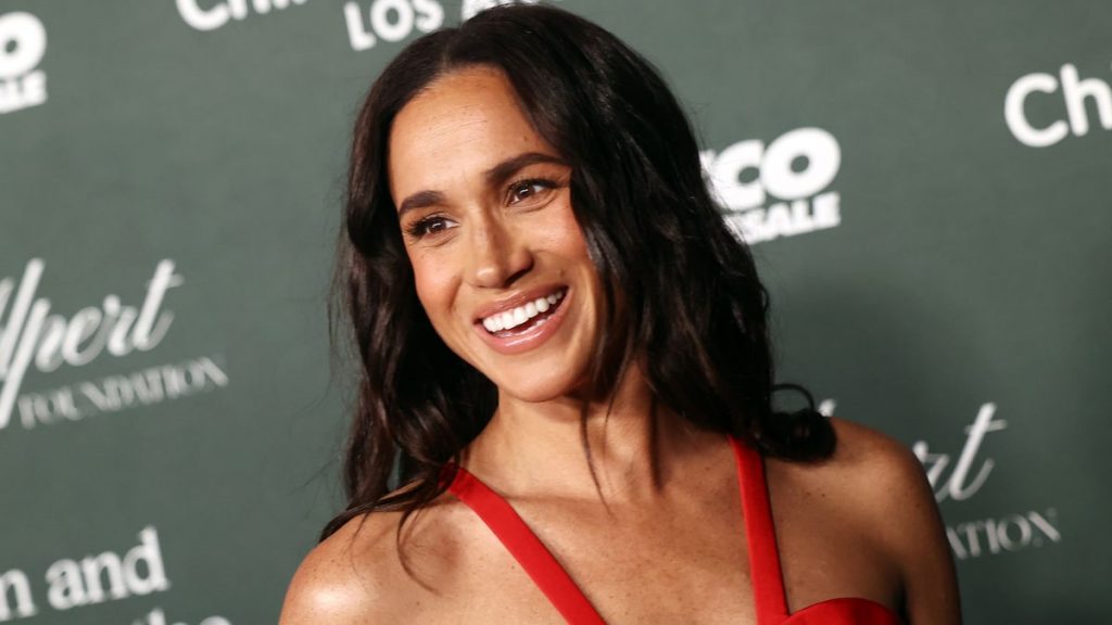 Meghan Markle cambia el look que llevaba en la alfombra roja anteriormente