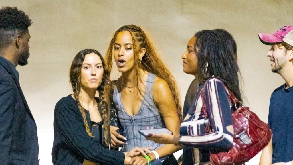 Nuevas fotos de Sasha y Malia Obama presumen de sus estilos contrastantes pero geniales