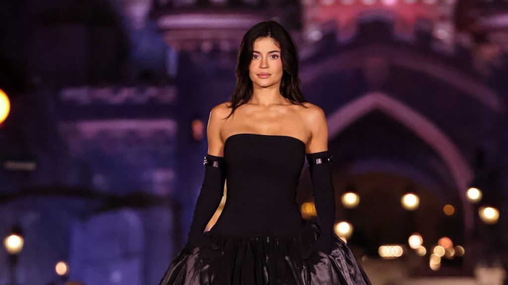 Kylie Jenner se convierte en princesa de Coperni al cerrar el desfile de la marca en Disneyland París