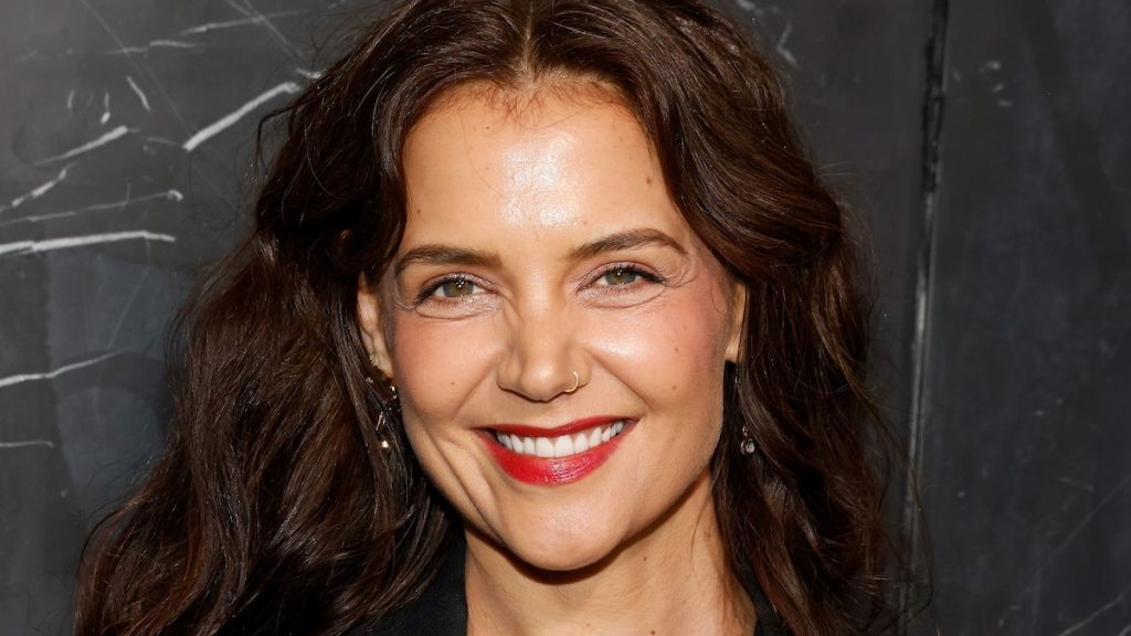 Katie Holmes luce un glamoroso vestido de satén en su última aparición en la alfombra roja de Nueva York