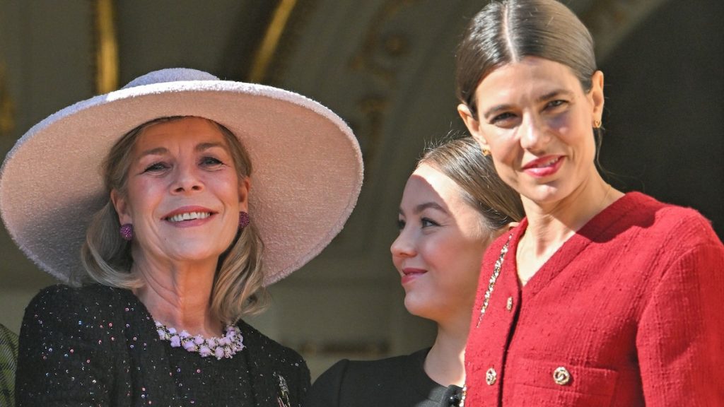 La princesa Carolina y sus hijas Charlotte Casiraghi y la princesa Alexandra forman un trío elegante en Montecarlo