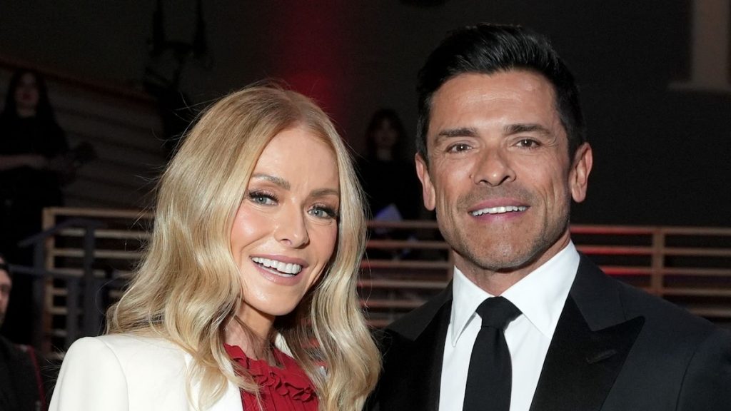 Kelly Ripa “irrita” a Mark Consuelos tras patearle la entrepierna