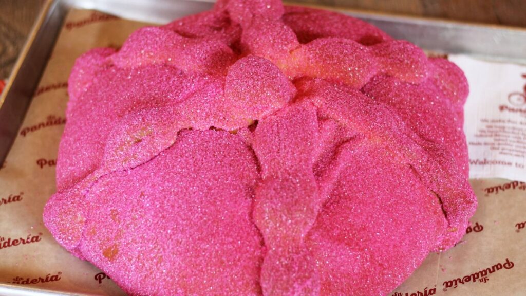Cómo hornear Pan de Muertos rosado para el Día de Muertos con el Chef David Cáceres