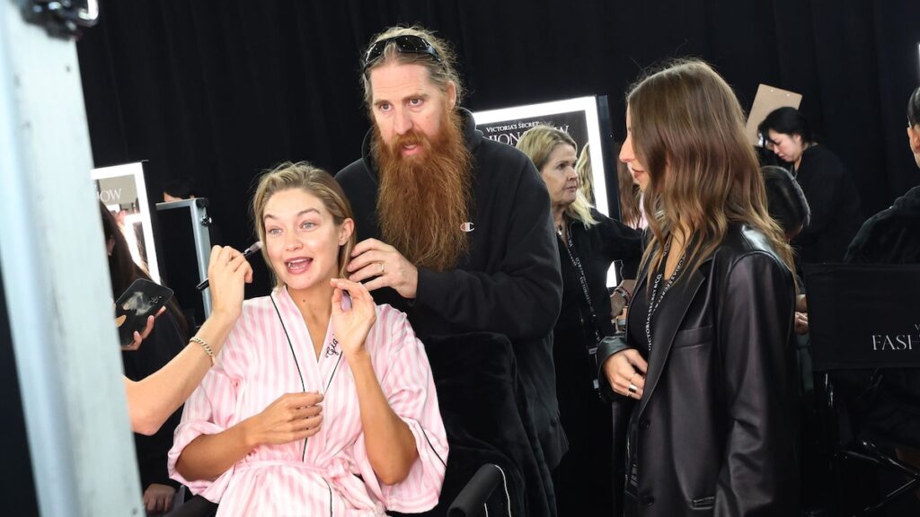 La líder del cabello de Victoria’s Secret 2024, Duffy, redefine la belleza con un arte atrevido en el cabello