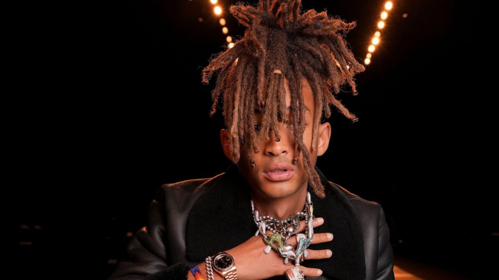 Jaden Smith luce el bolso baúl con monograma Louis Vuitton Triumphal Arch más genial en el desfile de la colección Primavera 2025 de la marca