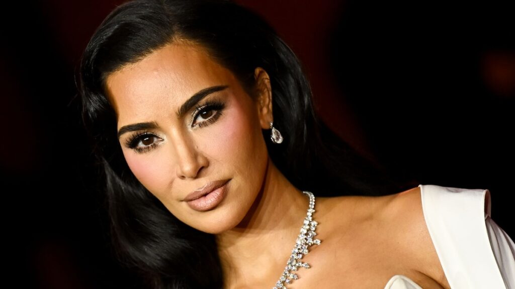 Kim Kardashian muestra su sexy traje de cumpleaños por su 44 cumpleaños