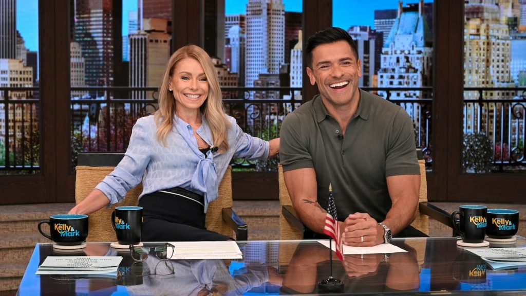 Mark Consuelos honró a su ‘sexy’ esposa Kelly Ripa en su cumpleaños número 54 con un pastel de helado