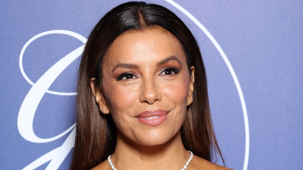 Eva Longoria toma de la mano a su hijo Santiago de 6 años mientras asiste a la Global Gift Gala