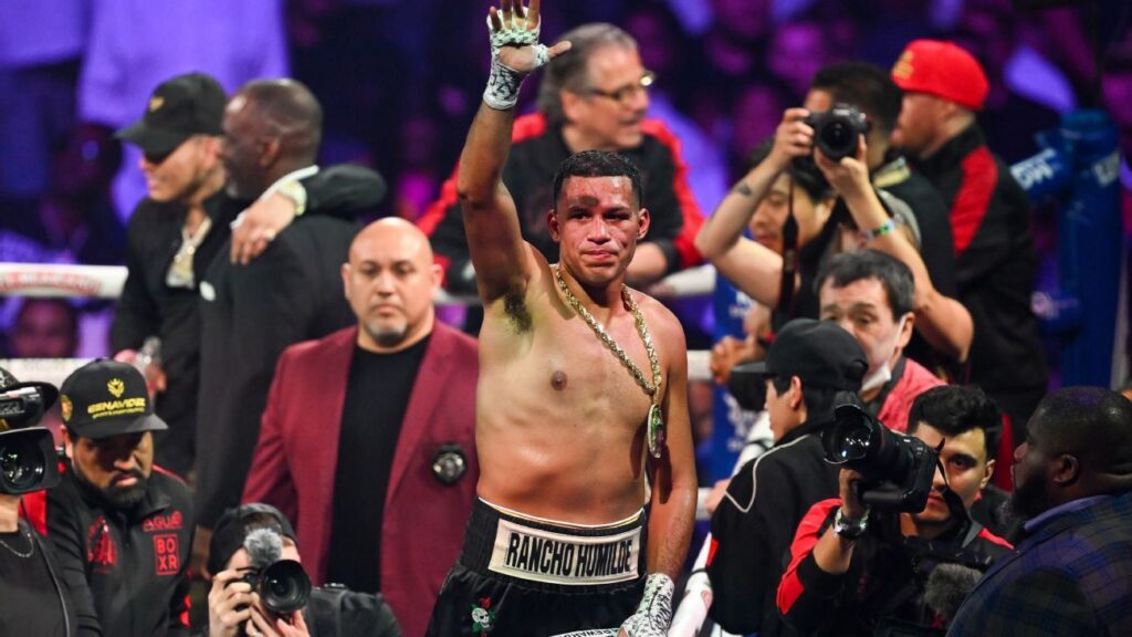 Benavidez tomó el camino que Canelo prefirió no seguir
