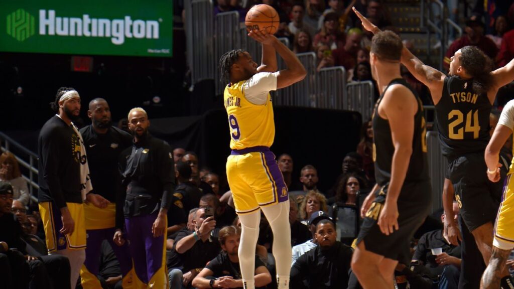 Bronny James anotó su primera canasta: un “sueño hecho realidad”
