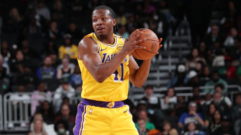 Lakers firman contrato de dos vías con Quincy Olivari